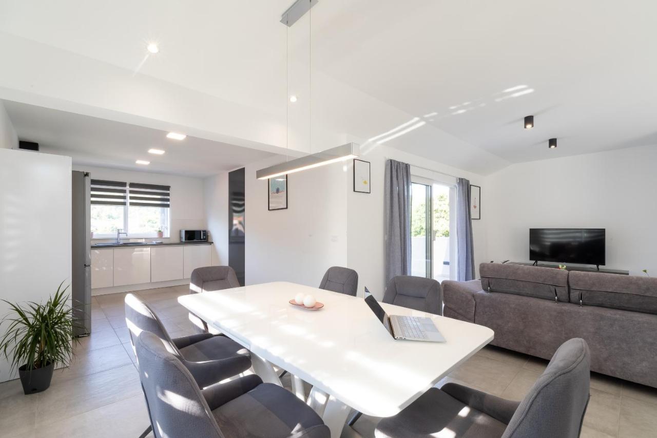The Plaza Apartment Prizba Luaran gambar