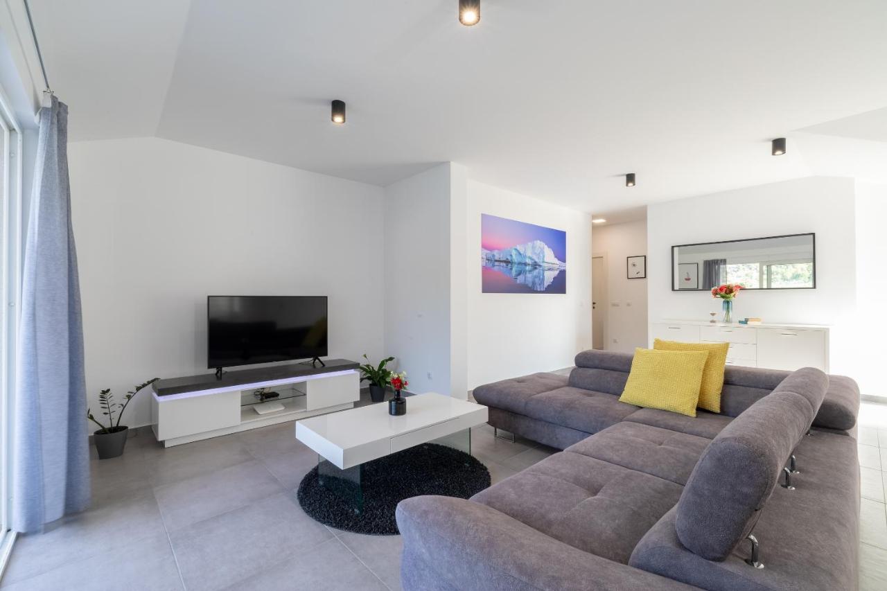 The Plaza Apartment Prizba Luaran gambar